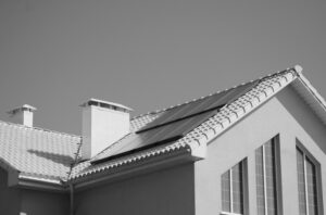 dom pasywny z panelami fotowoltaicznymi na dachu