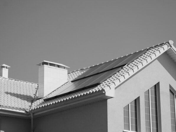 dom pasywny z panelami fotowoltaicznymi na dachu